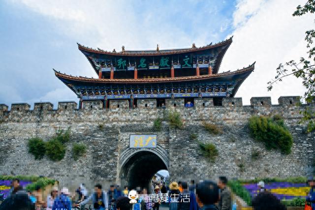 距离大理古城仅18公里的白族古镇，被誉为东方剑桥，比丽江有意思