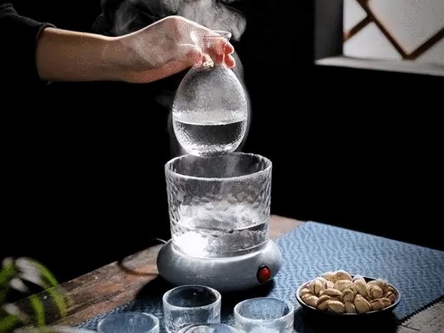 白酒能冻成冰块吗，白酒多少度结冰（白酒到底能不能冰着喝）