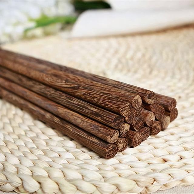 筷子多久换一次比较好，平时家里用的筷子多久换一次比较好（提醒！你的筷子该换了！）