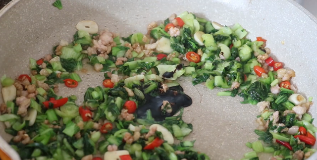 腌制酸菜方法，腌制酸菜方法,蕨菜怎么吃（腌酸菜原来这么简单）