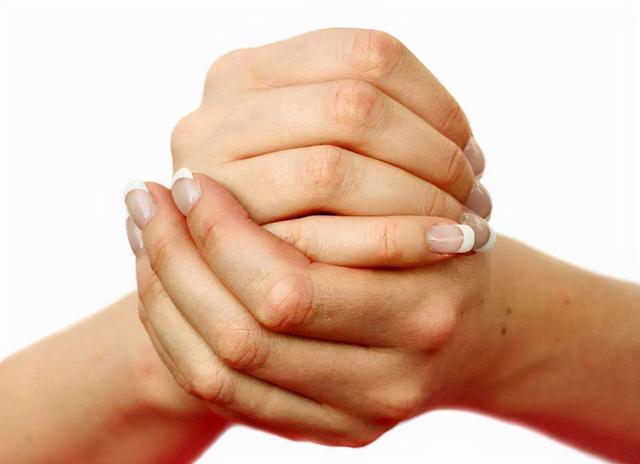 手部发麻是怎么回事，手麻是怎么回事（提醒：多半和8个原因有关）