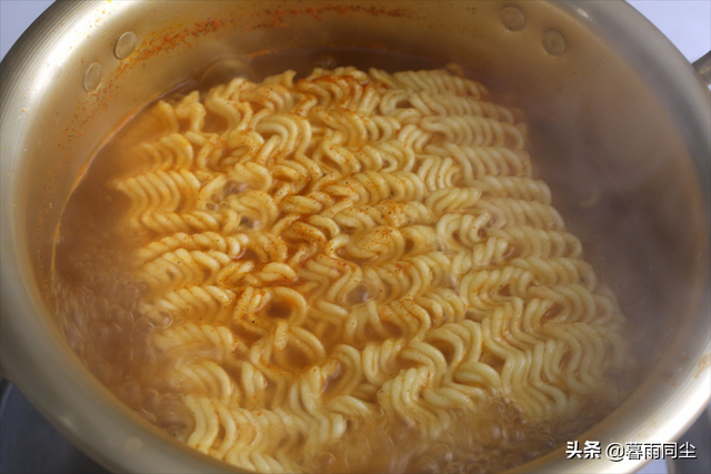 爬山带什么吃的比较好，爬山适合带什么吃的（如何让你的方便面营养均衡、更好吃）