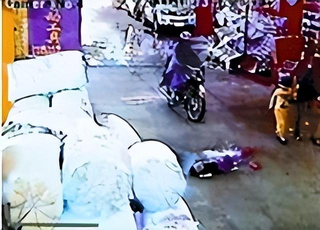 两岁小悦悦事件过程，那个被车撞倒、18人路过无视的两岁女童小悦悦