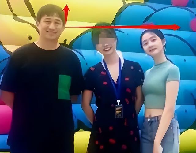 明星父女颜值对比黄多多，邱淑贞女儿大长腿