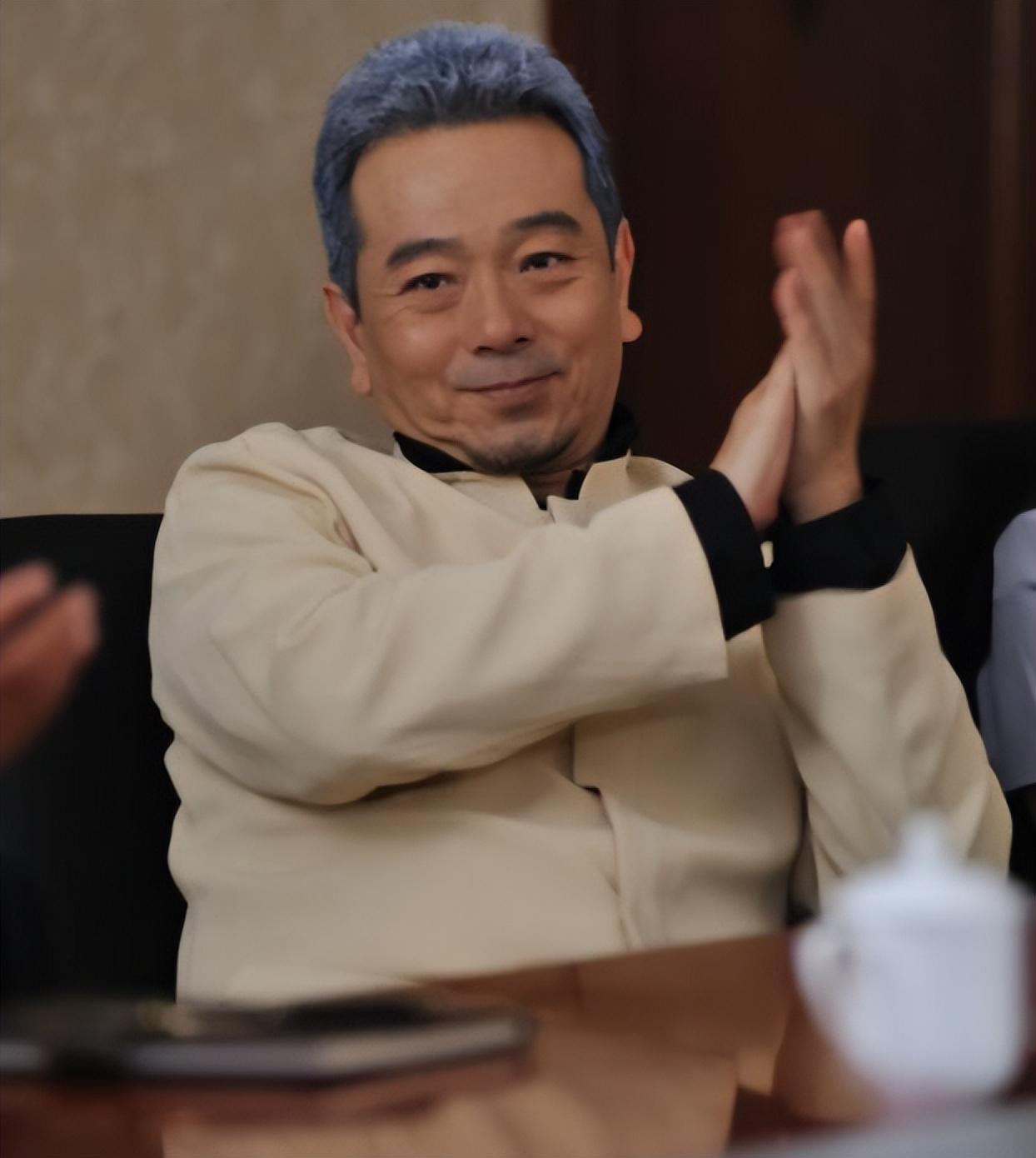 有一天,张晨光的经纪人趁他不注意安排人准备把他收拾了一屋子的衣服