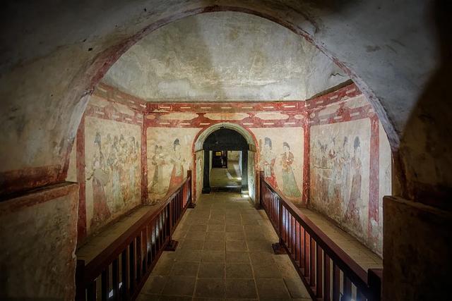 唐代墓室壁画作品，已成为国潮中顶流IP。唐代壁画临摹绘画作品收藏热