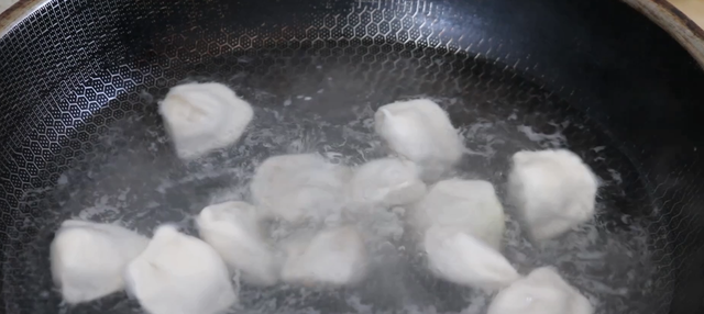 水饺怎么煮好吃，怎么煮水饺好吃（饺子不破皮不粘锅）