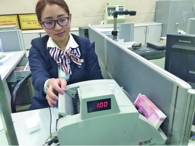 手机转账怎么转，手机转账怎么转账（有事没事可以多在手机银行里转账）