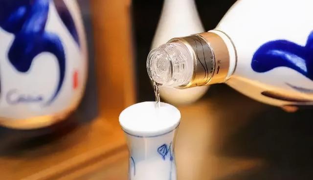 青花汾酒30年，青花瓷汾酒30年价53度价格（看到青花汾酒30·复兴版就懂了）