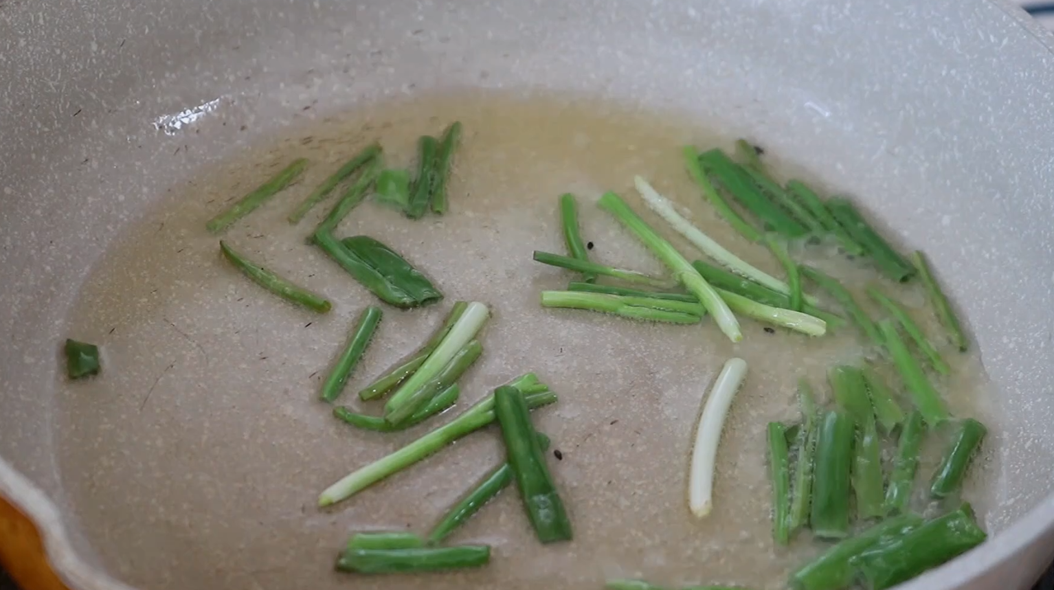 简单好吃面条做法，面条简单又好吃做法（面条这做法太好吃了）