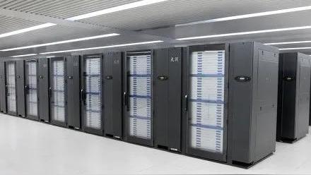 世界首台百亿亿次超级计算机打破速度记录