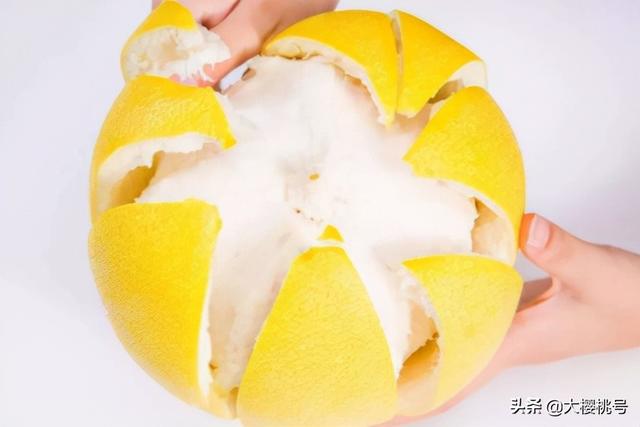 柚子皮泡脚有什么好处，用柚子皮泡脚（柚子皮有什么用处）