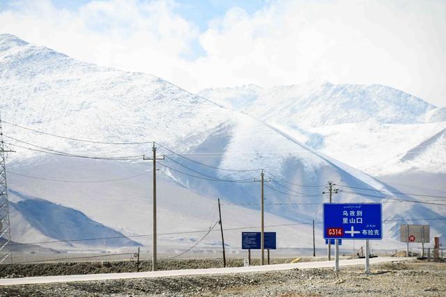 新疆多个休眠火山，新疆有火山岩吗（新疆神秘的帕​米尔之眼）