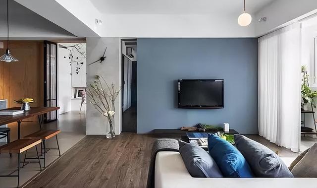 灰蓝色电视背景墙效果图，蓝色电视墙客厅效果图大全（卧室选用木质隐形推拉门）