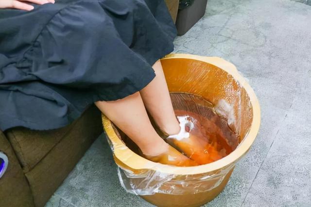 脚跟开裂起皮是什么原因导致的，脚后跟干裂脱皮是什么原因（脚后跟经常起皮开裂）