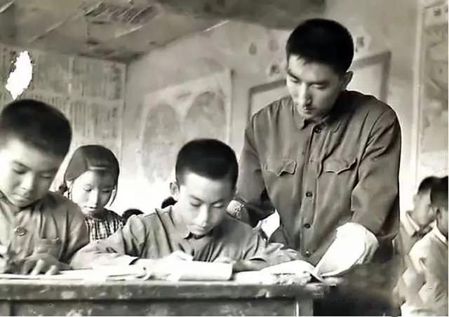 送给退休老师的祝福语，学校送给退休老师的祝福语大全（烛光永照》献给曾在兵团任教的老师们）