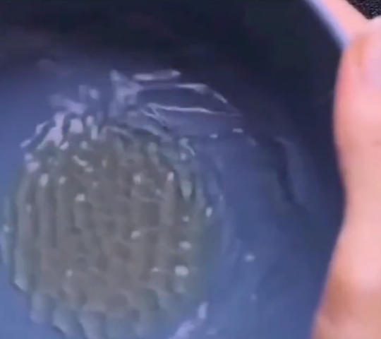 怎样选择蜂蜜  挑选方法是什么，怎样选择蜂蜜（你一定要学会鉴别蜂蜜真假的方法）