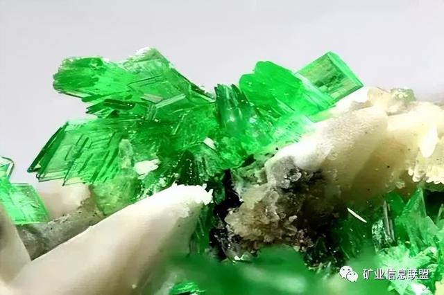 云母矿的种类有哪些，云母矿是什么（矿石之白云母和砷铜矿）