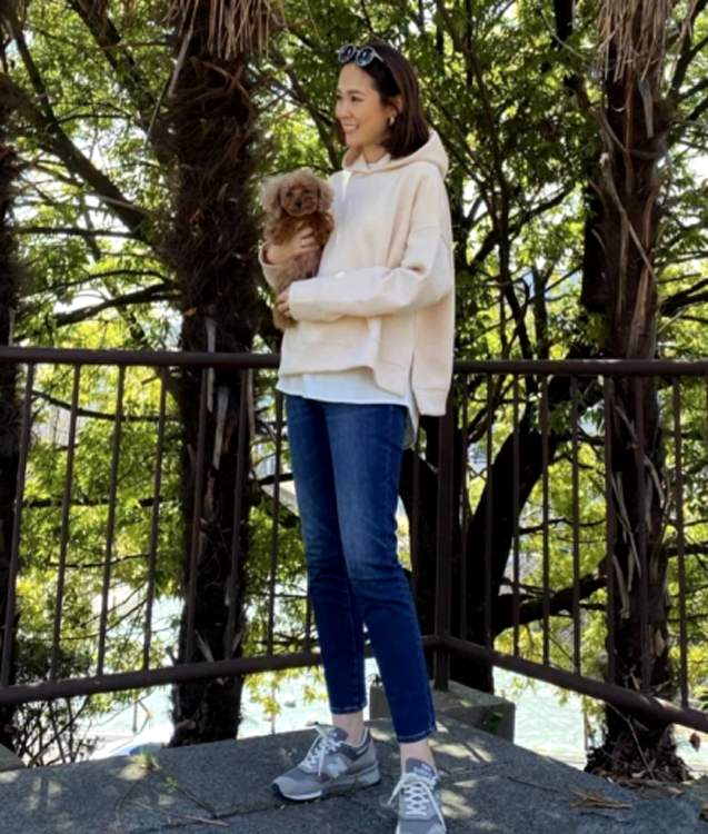 红色卫衣配什么颜色裤子，红色卫衣配什么颜色裤子最搭（40岁女人穿卫衣）