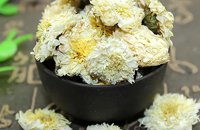 菊花有哪几种颜色，菊花的颜色（菊花的颜色是深还是浅）