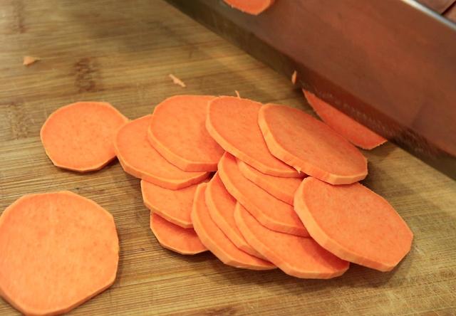 红薯要煮多久才熟，红薯切块煮多久能熟（喜欢吃红薯的有口福了）