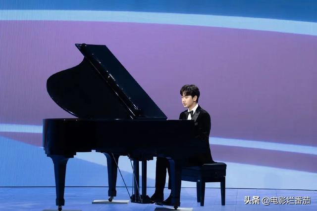 端午节穿什么衣服，2021端午节气温穿什么衣服合适（陈数似画中美妇）