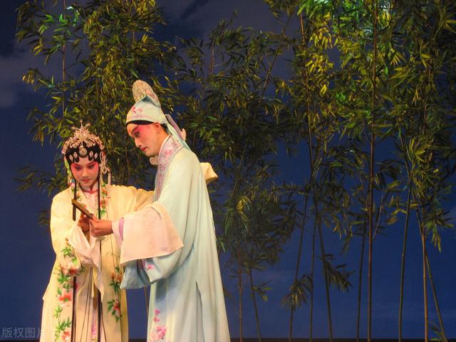 桃花扇简介，桃花扇简介及故事梗概长生殿（美人血染就的时代传奇）