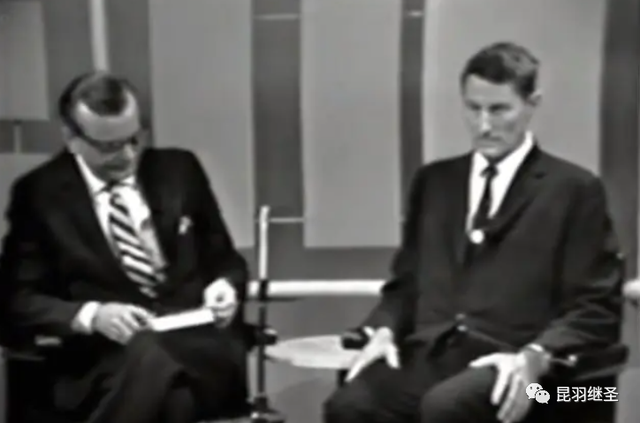 男子和海豚发生关系，南非一男子赏鲸差点被鲸鱼吞进嘴中（海豚殉情闭气自杀）