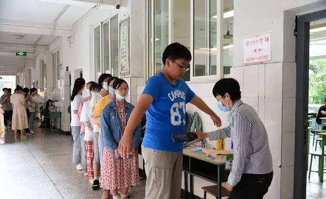 高考要穿校服吗（高考当天为何不让穿校服）