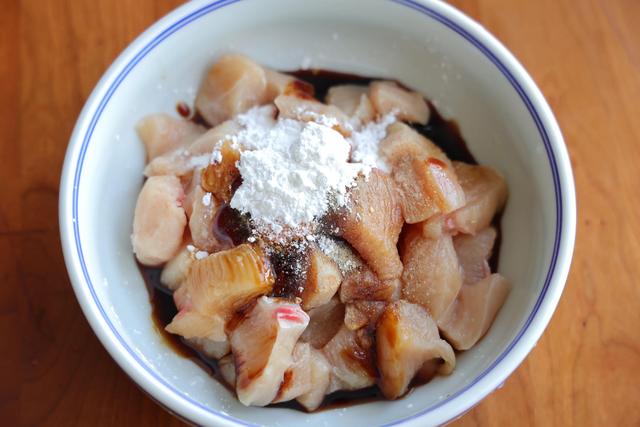 彩椒炒鸡胸的做法，辣椒炒鸡胸肉家常做法（过年要试试这道家常菜）