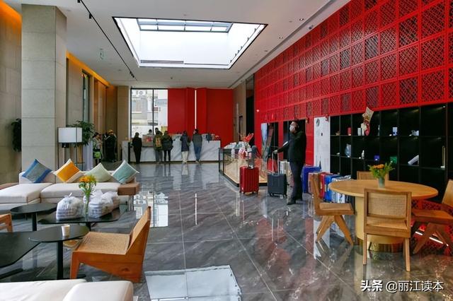 亚朵为什么敢比五星酒店贵，亚朵酒店相当于几星级（为何他丽江的酒店入住率还在90%以上）