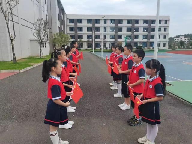 升国旗仪式流程，升国旗仪式视频（遂宁安居区第三小学开展“我爱你）