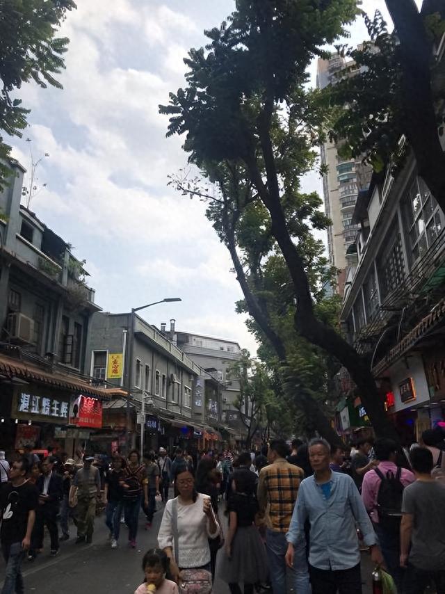 实拍广州上下九步行街，人山人海的太壮观了