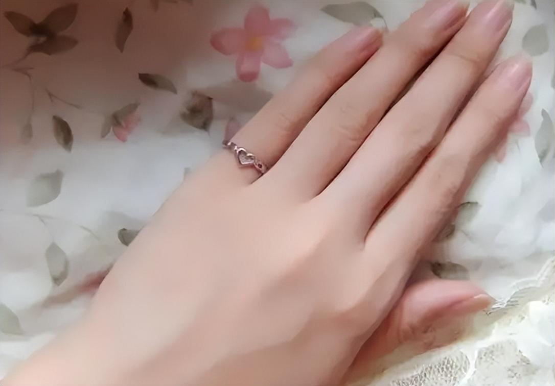 女生左手戒指的戴法和意义,戒指戴在小拇指上是什么意思 - 玉三网