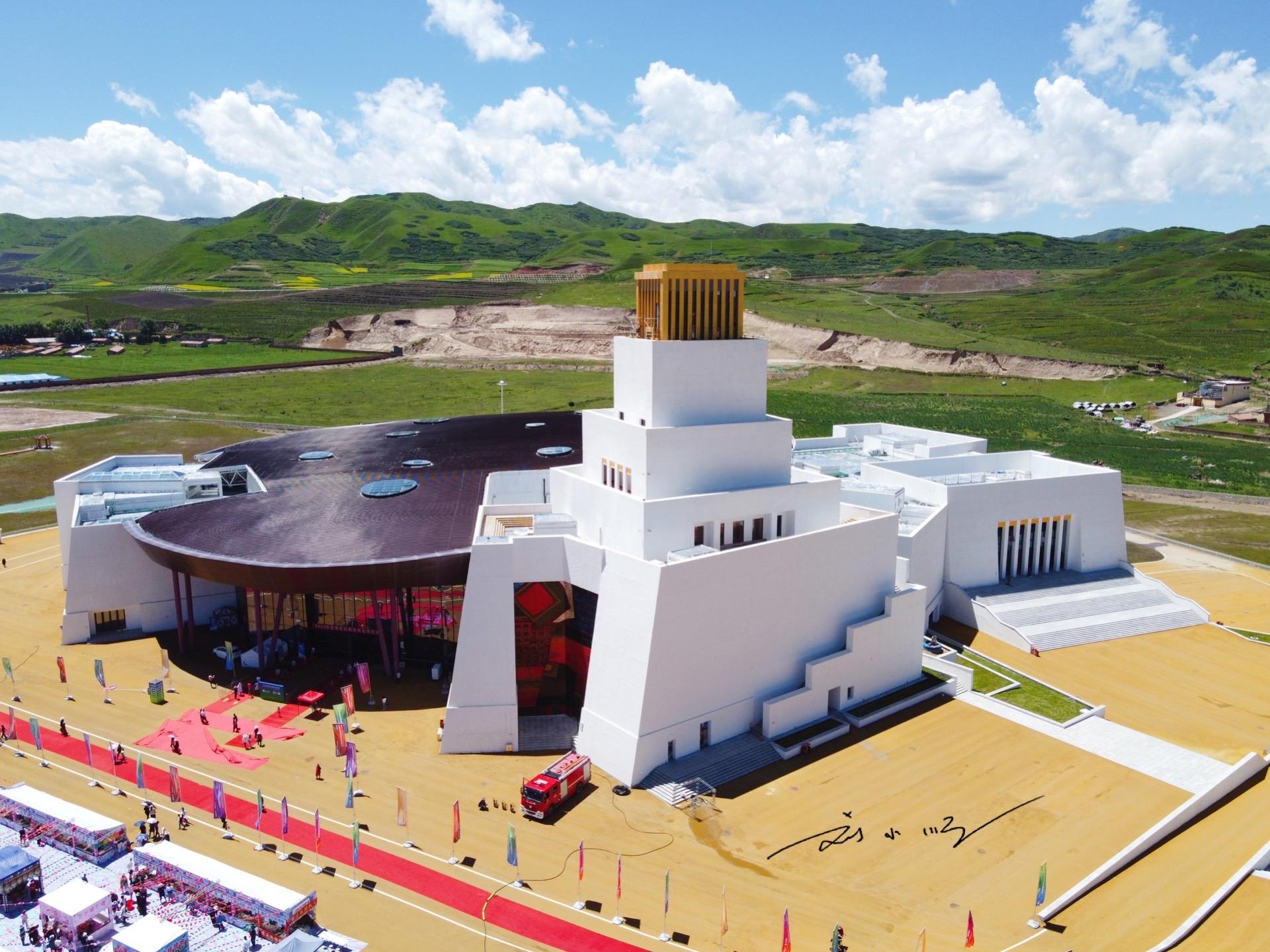 1,甘南"最美"地标建筑:被称为"甘南白宫"