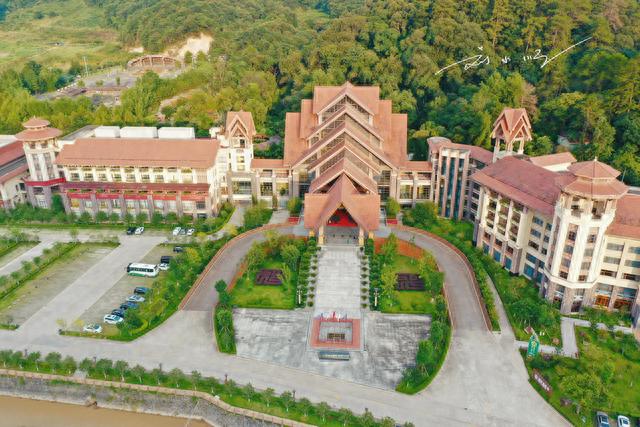广东韶关经律论文化旅游小镇：位于4A级景区，还能在美景中泡温泉