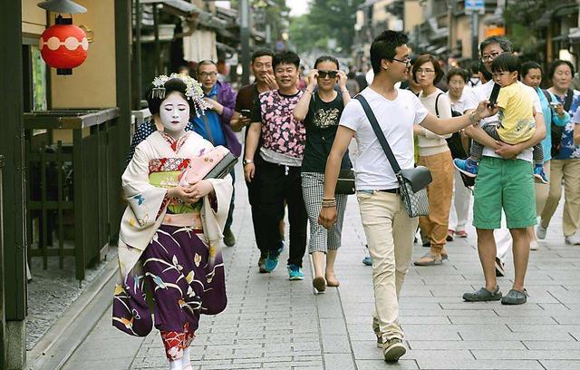 日本人喜欢穿什么颜色的衣服，日本人为什么喜欢穿素色衣服（如何一眼区分中国人和日本人）