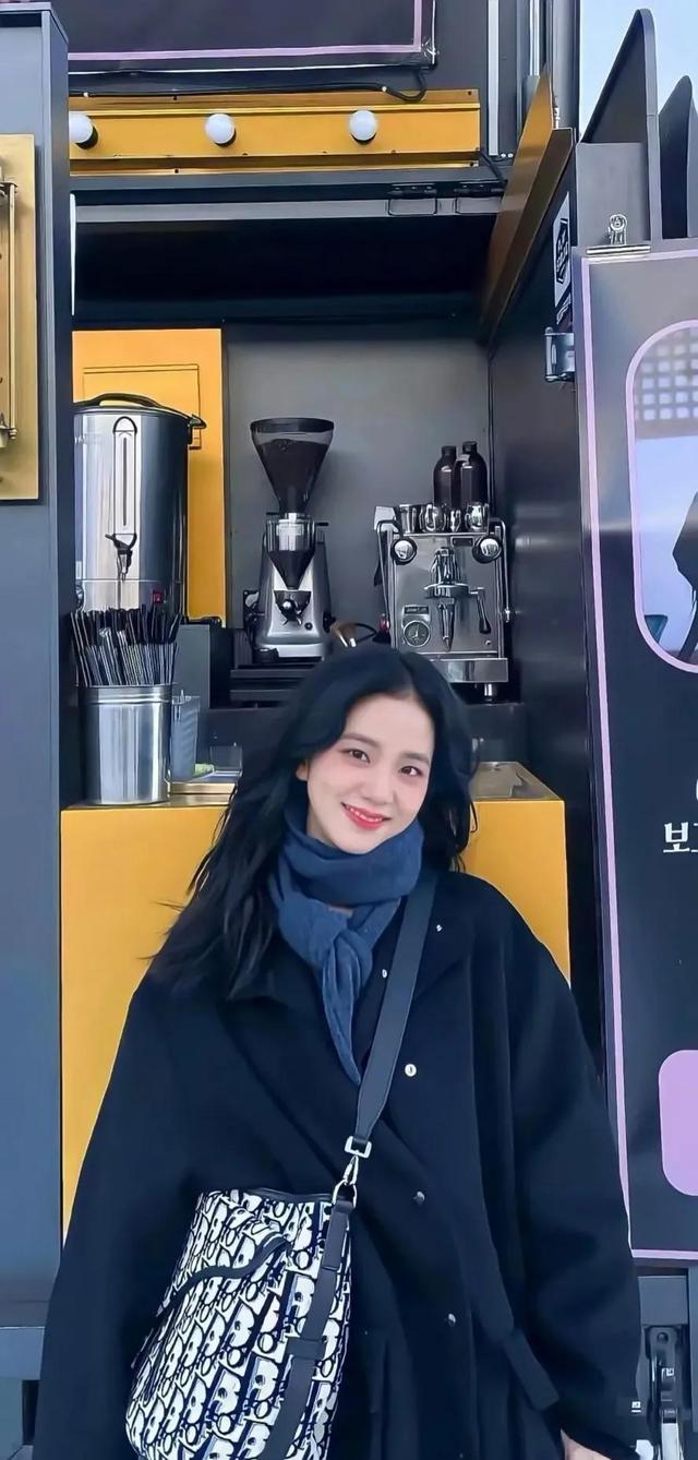 qq聊天背景怎么设置，qq设置聊天背景对方能看到吗（需要换聊天背景的来）