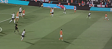 足球防守员的注意事项，足球前锋注意事项（用这四招助你在场上摆脱压力永不丢球）