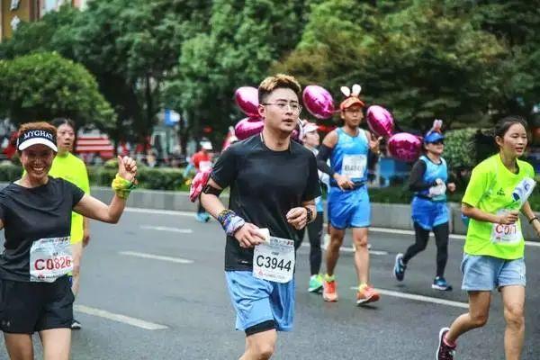 每天跑五公里一个月可以瘦多少斤，每天跑5公里一个月能瘦多少（五公里破18分钟并不难！）