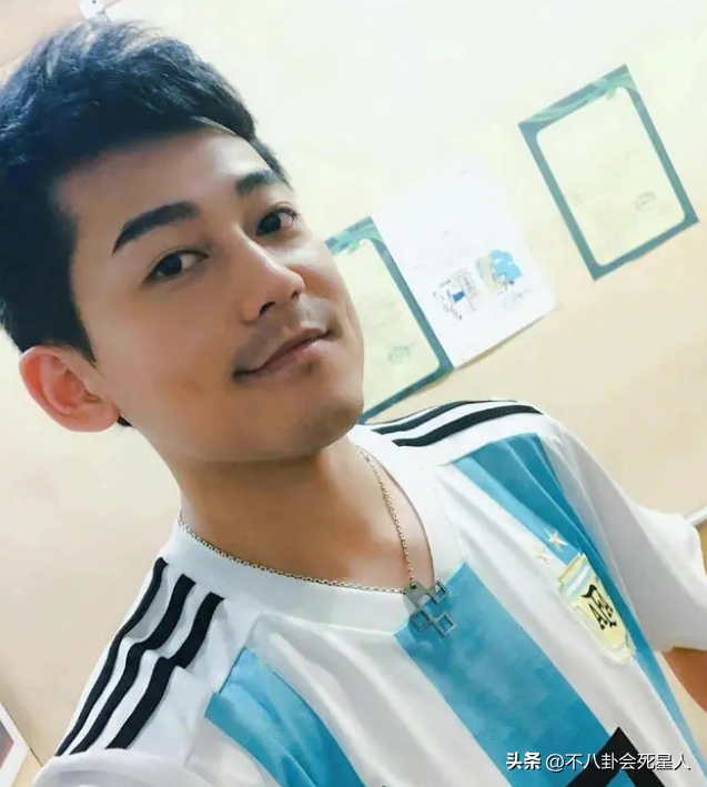 柳岩傲人的身材一直备受网友羡慕，吴尊模仿球星动作