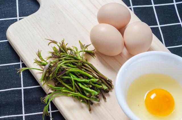 香椿炒鸡蛋的做法，香椿多少钱一斤2022（网友说：我来吃春天的味道吧）