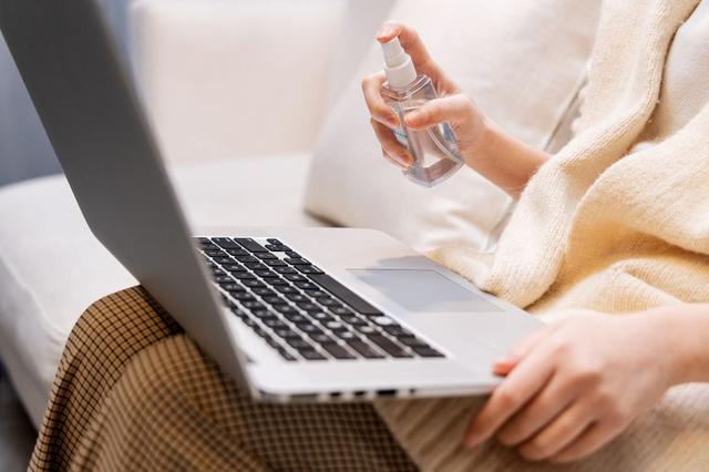 笔记本电脑可以长时间开着不关机吗，笔记本一直不关机能用多久（正在折损电脑寿命）