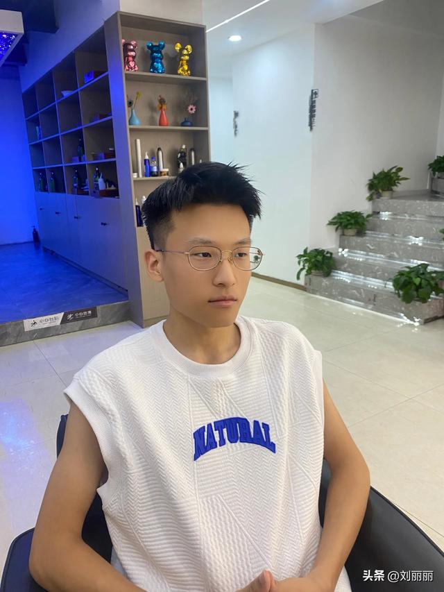 男生发际线高适合什么发型，发际线高适合什么头发（超帅的男士发型）