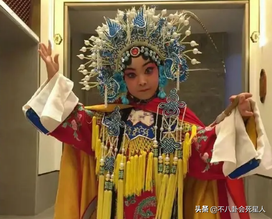 人前风光无限，人后被亲妈当成“提款机”，这5位童星满是辛酸泪