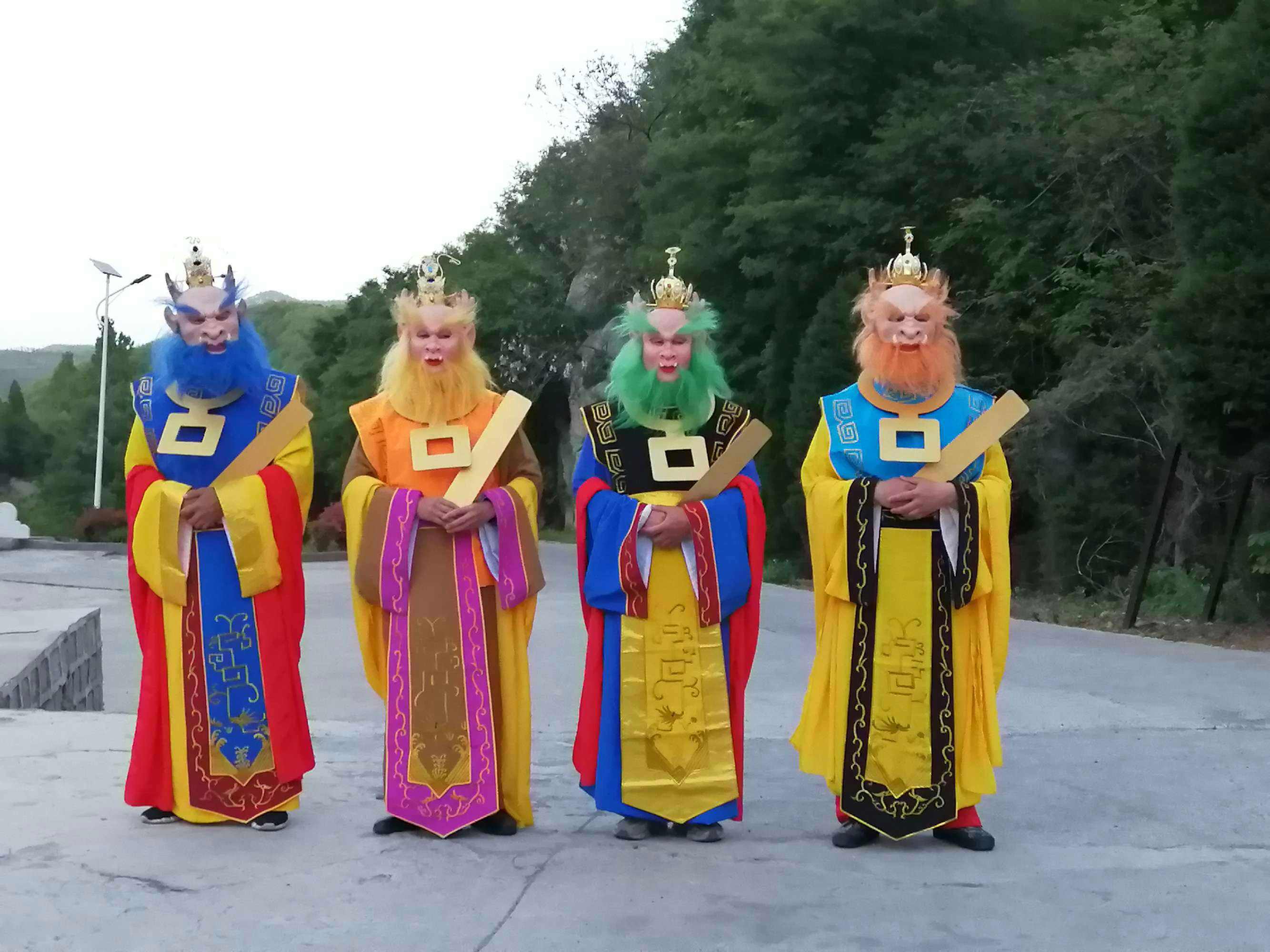 至于四海龙王,人家都有自己的名字:《西游记》里,东海龙王敖广,南海