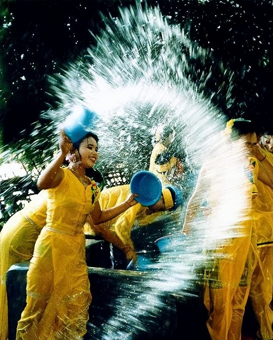泼水节有什么意义,西双版纳傣族的传统节日泼水节,开门节,关门节 