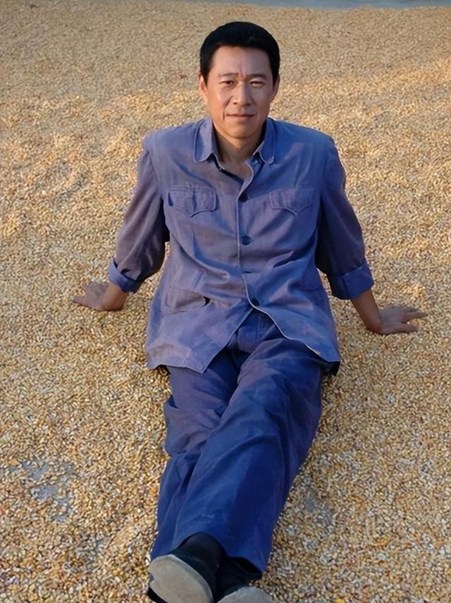 霍凡：嫁给大12岁张丰毅，结婚28年却不要孩子，她到底图什么？