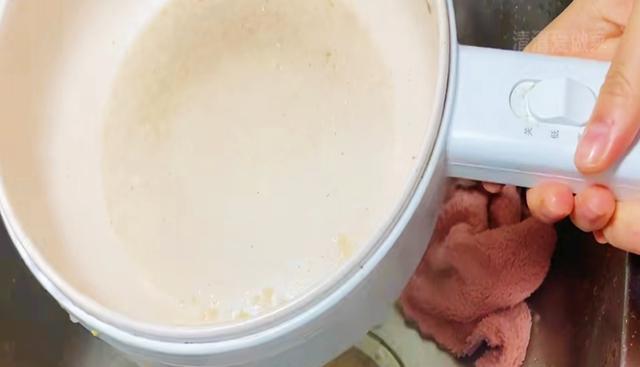 锅底烧糊的黑垢怎么去除，锅底的黑灰怎么样快速去除（用2个橘皮快速洗净）