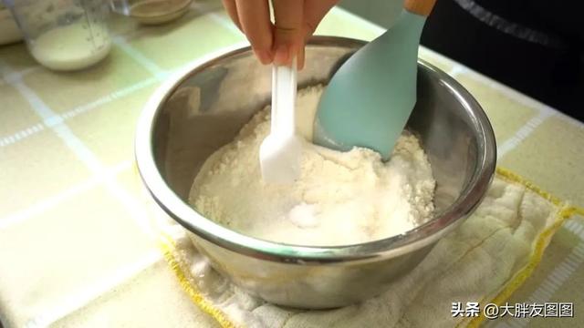 自己在家如何做肉松包，自制馅大料足的肉松包